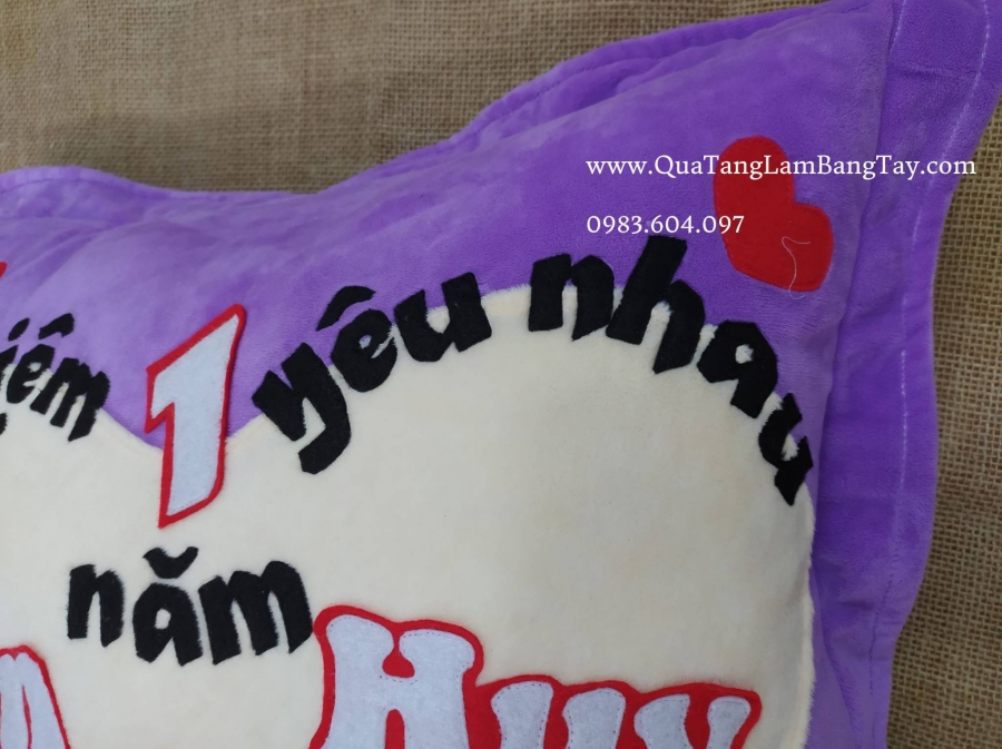 gối handmade kỷ niệm 1 năm yêu nhau Vân và Huy